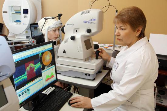 Женщине проводят исследование на оптическом когерентном томографе