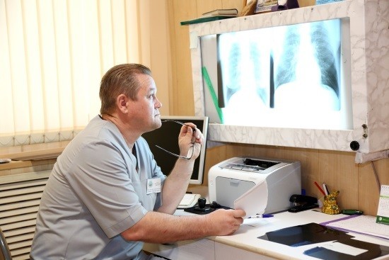 Врач-рентгенолог делает описание снимков