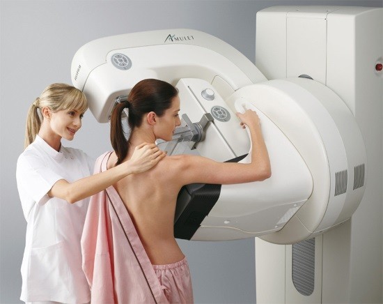 Женщине проводят маммографию