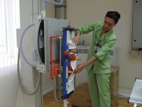 Пример удерживающего устройства для младенцев в рентген-кабинете