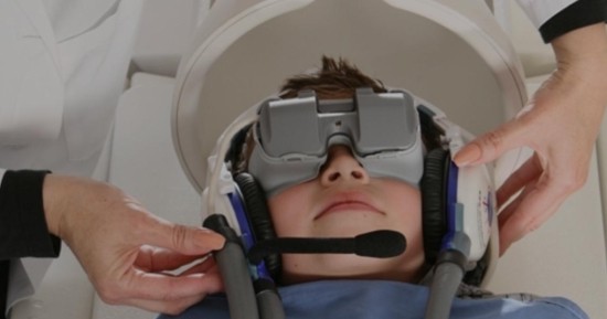 Ребенок на МРТ в наушниках и очках
