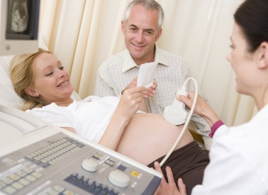 Семейная пара пришла на очередной ультразвуковой скрининг беременнсоти