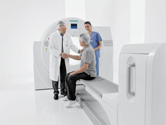 Рентгенолог объясняет пациенту особенность компьютерной томографии