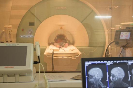 Малыш под наркозом в капсуле магнитно-резонансного томографа