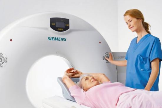 Пожилая пациентка готовится к прохождению компьютерной томографии