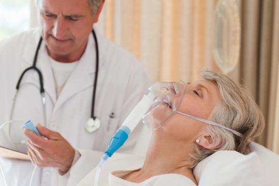 Пожилая женщина страдает бронхиальной астмой
