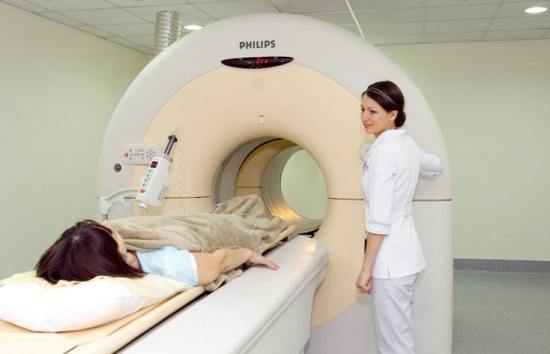 Женщина на компьютерной томографии тазовых органов