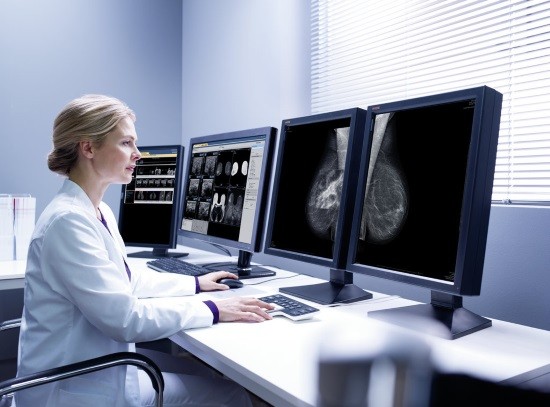 Рентгенолог оценивает маммограммы
