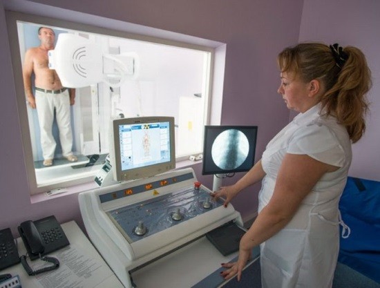 Рентгенолог при съемке находится в защитном кабинете