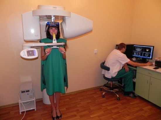 Пациентке проводят дентальную компьютерную томографию 