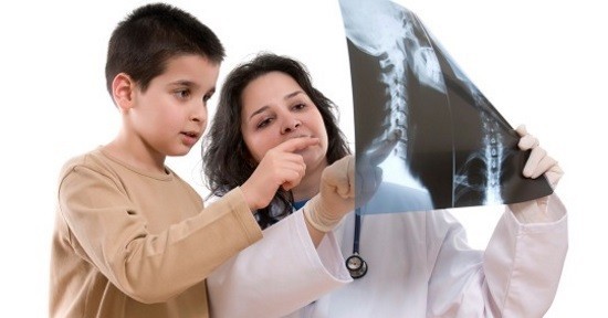 Доктор изучает рентгенограмму
