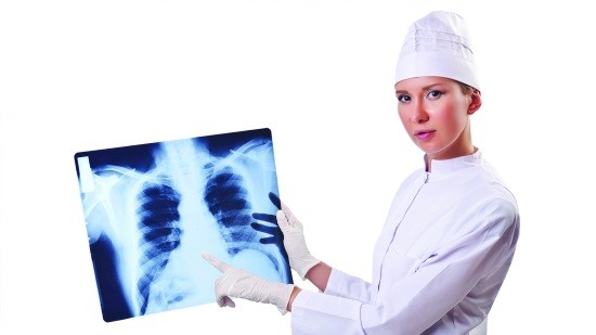 Врач и рентгеновский снимок легких