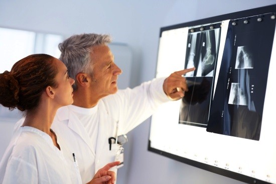 Травматологи оценивают рентгеновские снимки