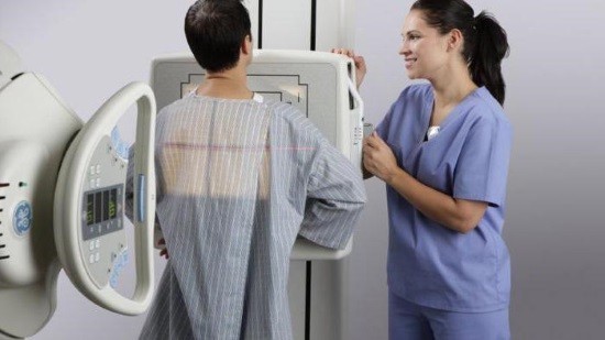 Пациент проходит рентгенографию ОГК