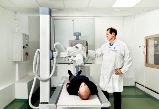 Мужчина готовится к рентгеновмкому исследованию