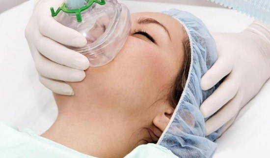 Пациентка вдыхает пары анестетика