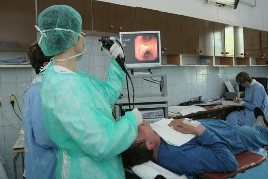 Пациенту проводят бронхоскопию