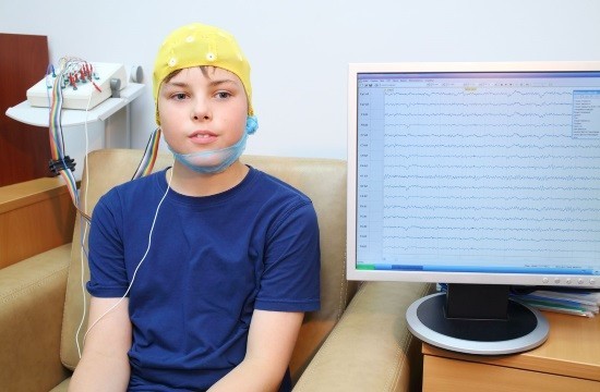 Мальчику проводят электроэнцефалографию