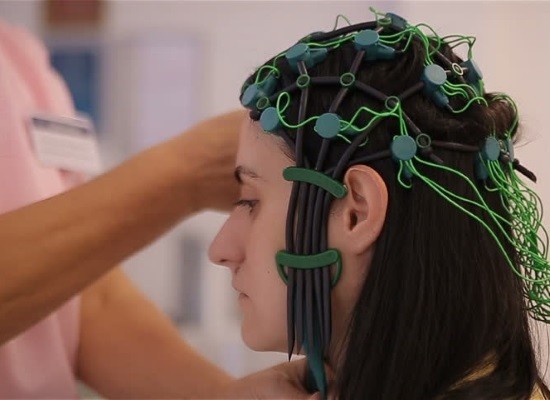На голове пациента фиксируется сетка с закрепленными на ней электродами