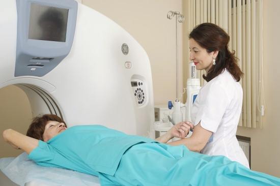 Рентгенолог объясняет пациентке, как будет проходить компьютерная томография